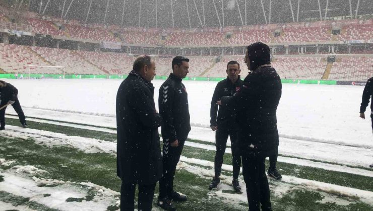 Sivasspor – Kasımpaşa maçının hakemi Burak Pakkan stadyum zeminini inceledi