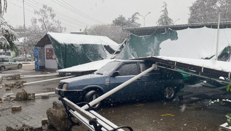 Tavşanlı’da köy pazarı çatısı karın ağırlığına dayanamadı