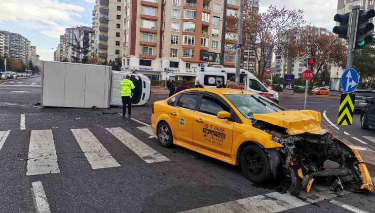 Ticari taksi ile çarpışan kamyonet devrildi: 6 yaralı