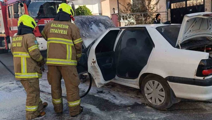 Trafik ışıklarında bekleyen otomobil bir anda alev aldı