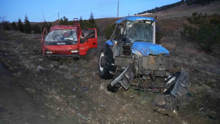 Traktör taşıyan kamyonet takla attı: 1 yaralı