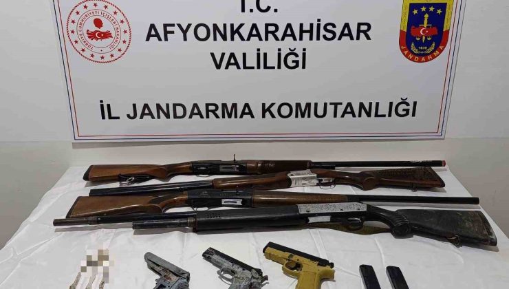 Uyuşturucu satacağı iddia edilen şahıs ruhsatsız silahlarla yakalandı