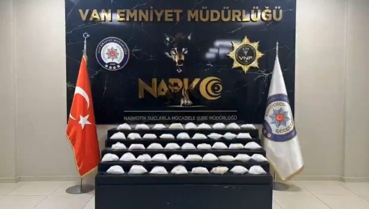 Van’da minibüsün ‘zula’ diye tabir edilen gizli bölmede 24 kilo metamfetamin ele geçirildi