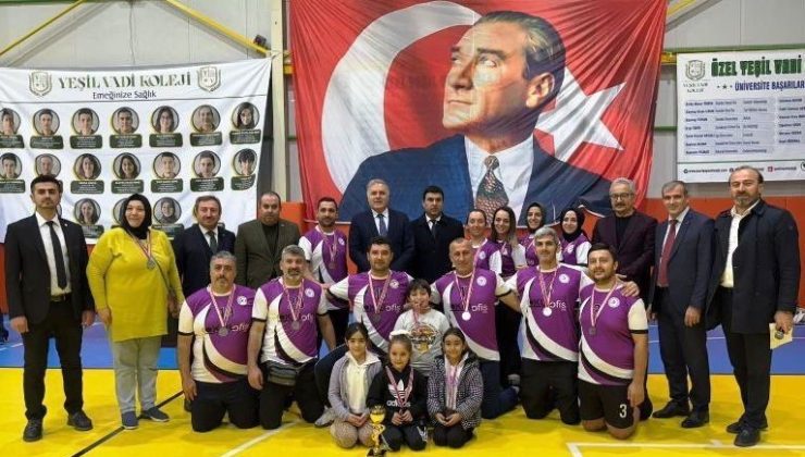 Voleybol turnuvasında öğretmenler arasında kıyasıya mücadele