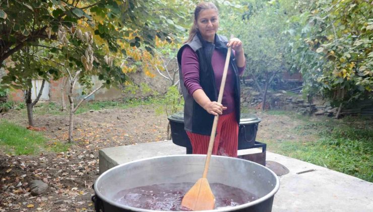 Yarım asırdır aynı yöntemle hurma pekmezi yapıyorlar