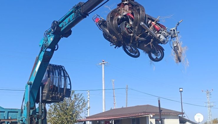 Yediemin otoparkında bekletilen yüzlerce motosiklet geri dönüşüme gönderildi