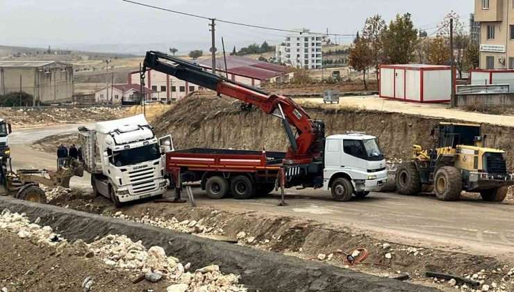 Yoldan çıkan tır trafiği kapattı