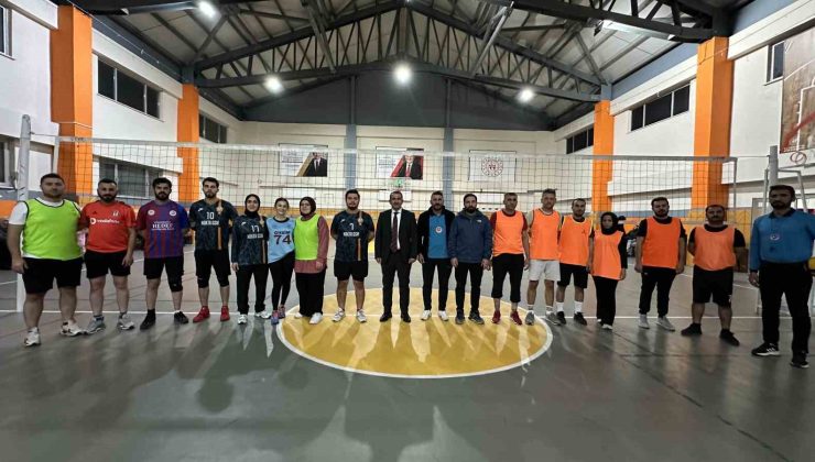 Yüksekova’da 420 öğretmen voleybol turnuvasında bir araya geldi