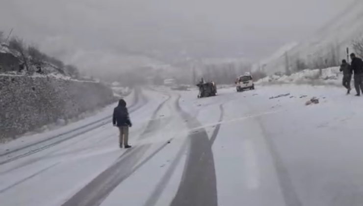 Yüksekova’da iki araç kafa kafaya çarpıştı: 4 yaralı