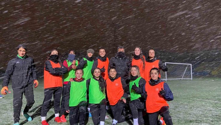 Ağrı Kadın Futbol Takımı, kar yağışı altında antrenmanlarını sürdürüyor