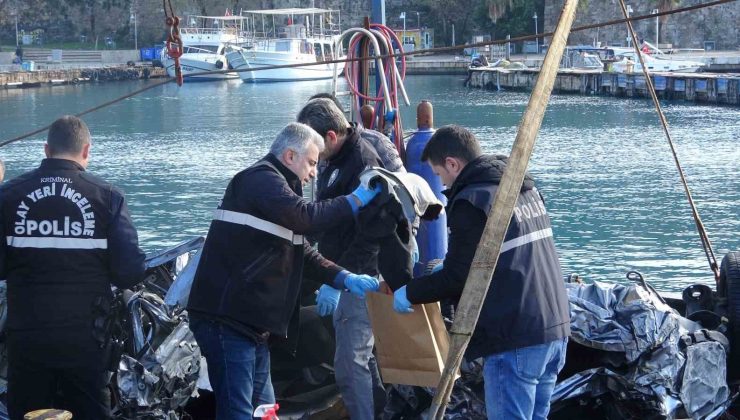 Araçtan çıkan ve kayıp gence ait olduğu değerlendirilen kıyafet delil torbasına konuldu