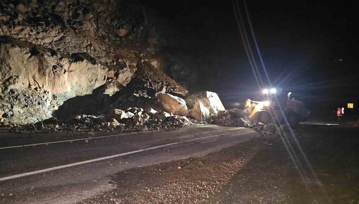 Artvin’de gece meydana gelen heyelan karayolunu ulaşıma kapattı