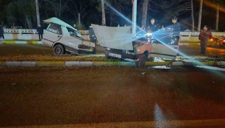 Aydınlatma direğine çarpan otomobil ikiye bölündü: 2 ağır yaralı