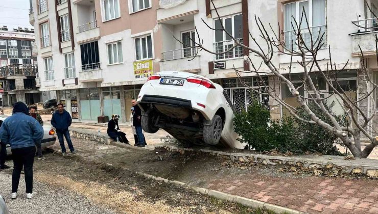 Besni’de otomobil apartman boşluğuna düştü