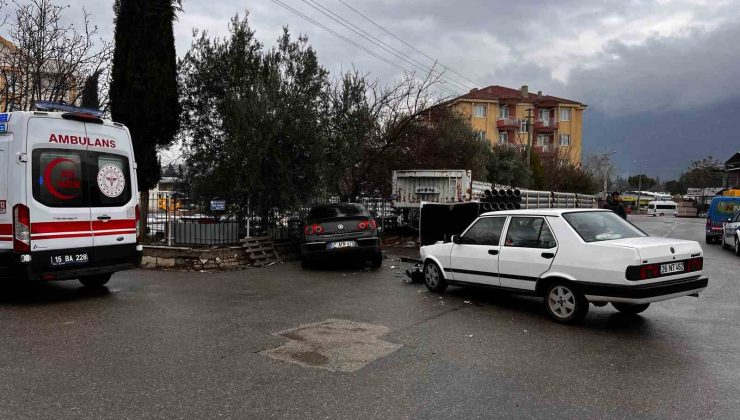 Burdur’da ehliyetsiz genç kaza yaptı: 1 yaralı