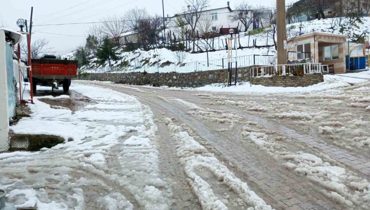 Çanakkale’de İl Özel İdare ekipleri karla kaplı köy yollarını açıyor