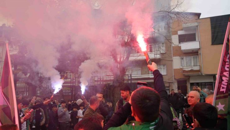 Çocuklar, Kocaelispor’un oyuncularını meşalelerle karşıladı