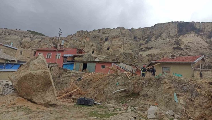 Dağlık alandan kopan kaya parçası ahırın üzerine düştü