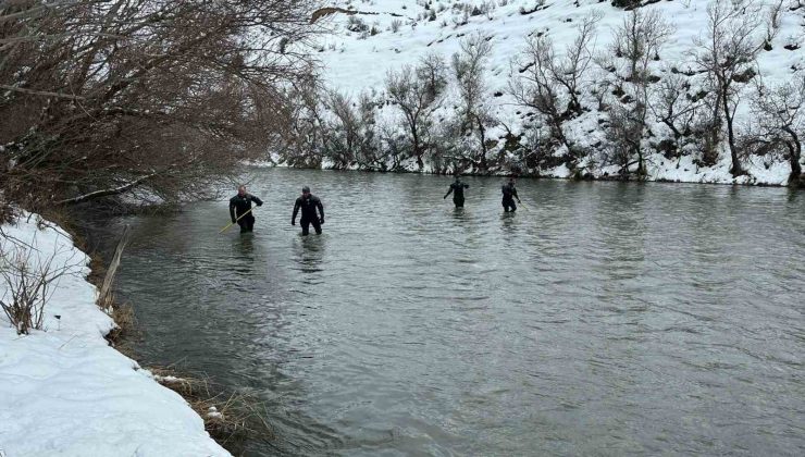 Dalgıçlar buz gibi suda kayıp öğretmeni arıyor