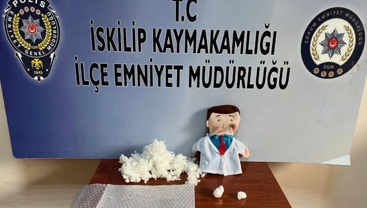 ’Doğum günün kutlu olsun’ notunun bulunduğu bez bebekten uyuşturu çıktı: 8 gözaltı