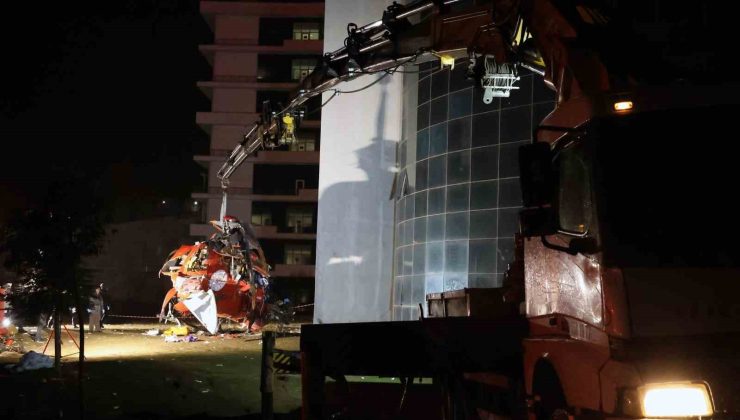 Düşerek kaza kırıma uğrayan ambulans helikopterin enkazı kaldırıldı