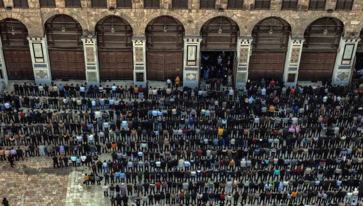 Emevi Camii’nde Esad sonrası ikinci cuma namazı