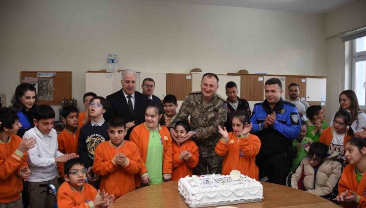 Erzincan polisi Dünya Engelliler Gününde öğrencileri unutmadı