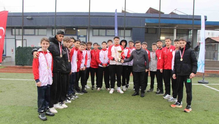 Genç erkekler futbolda şampiyon Düzce Spor Lisesi oldu