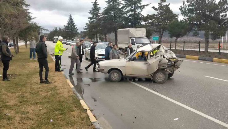 Isparta’da kamyonet otomobile çarptı: 1 ölü