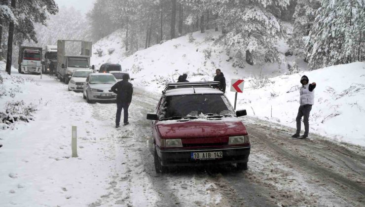 Kar yağışı nedeniyle Kazdağları’nda araç trafiği zaman zaman durma noktasına geliyor