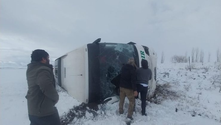 Kars’ta yolcu otobüsü devrildi: Çok sayıda yaralı var