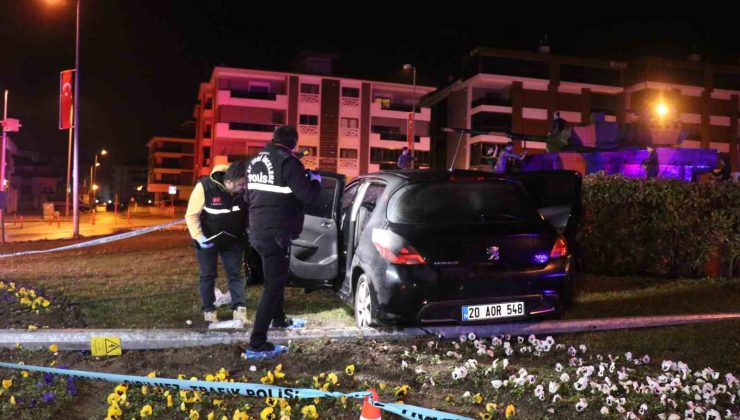 Kavşağa süratli giren otomobil anıt duvarına çarptı: 1 ölü, 1 ağır yaralı