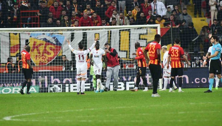 Kayserispor – Galatasaray maçında taraftar sahaya girdi