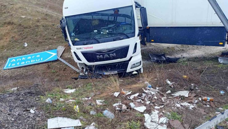 Kontrolden çıkan tır şarampole uçtu, kaza anı kameraya yansıdı