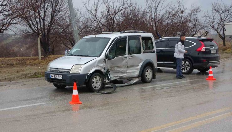 Malatya’da 6 kişinin yaralandığı kaza kameraya yansıdı