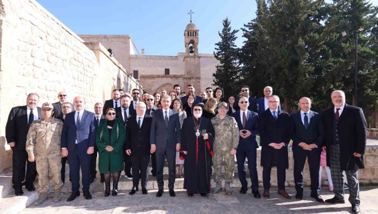 Mardin Valisi Akkoyun, Süryanilerin Doğuş Bayramı’nı kutladı