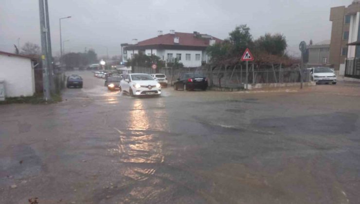 Menteşe’de sağanak yağış hayatı olumsuz etkiledi