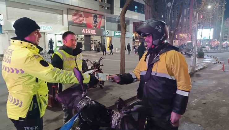 Motosiklet sürücülerine ’Hızını azalt ömrünü uzat’ broşürü dağıtıldı