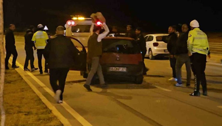 Motosiklet sürücüsü kazada öldü, yakınları çarpan otomobili parke taşıyla parçaladı