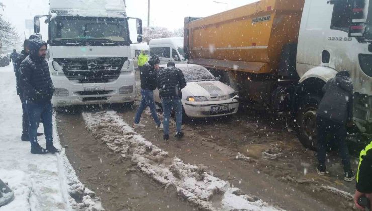 Muş’ta 3 aracın karıştığı zincirleme kaza meydana geldi