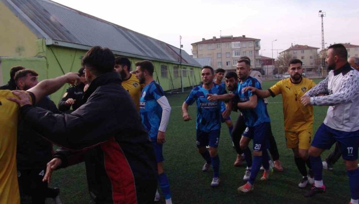 Olaylı maçta 6 gol atıldı, 5 kırmızı kart çıktı