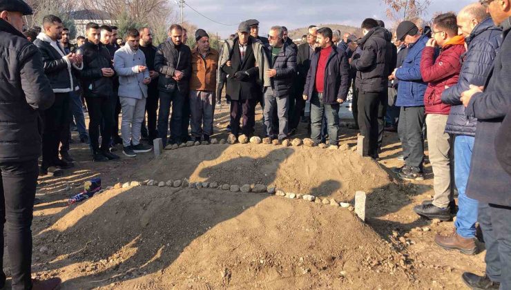 Otobüs kazasında hayatını kaybeden genç çift, yan yana defnedildi