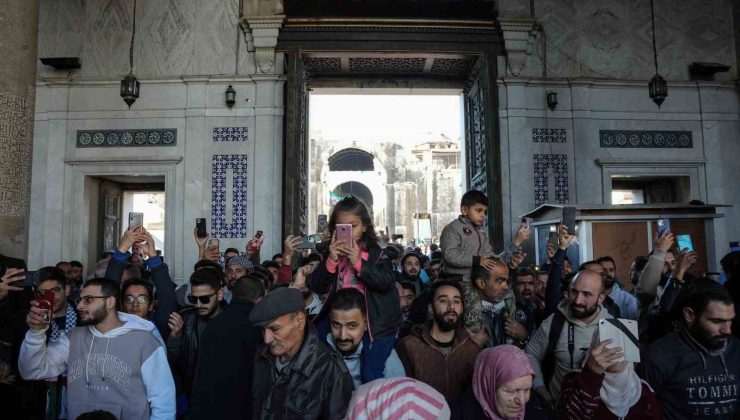 Özgür Suriye’de ilk cuma namazı Emevi Camii’nde kılındı