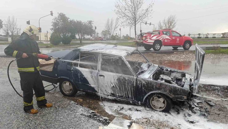 Park halindeki Tofaş, şiddetli yağmura rağmen yanarak kullanılamaz hale geldi