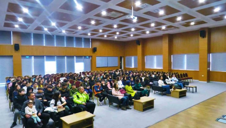 Polis ortaokul öğrencilerine mesleklerini tanıttı