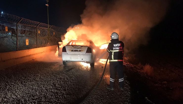 Reyhanlı’da çıkan yangında otomobilde maddi hasar oluştu