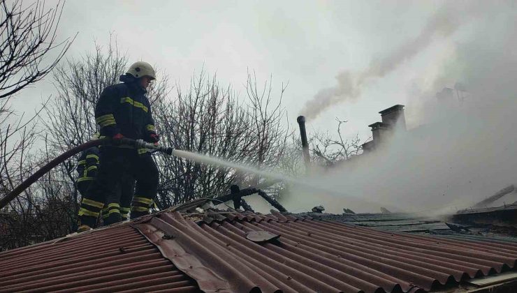 Rüzgarın etkisiyle büyüyen yangın evi küle çevirdi