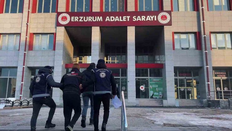 Saman balyalarının içinde 11, tırın mühürlü dorse kısmında 23 ve otomobilde 3 kaçak göçmen yakalandı