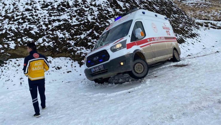 Siirt’te karda mahsur kalan ambulans, İl Özel İdaresi ekiplerince kurtarıldı