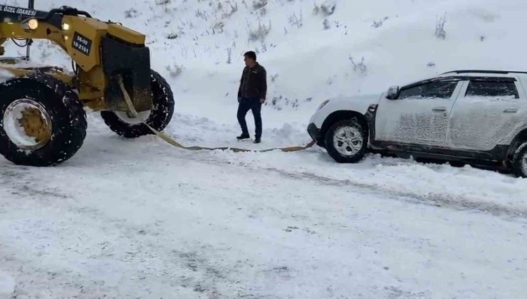 Siirt’te yoğun kar yağışı nedeniyle kapanan yol ulaşıma açıldı